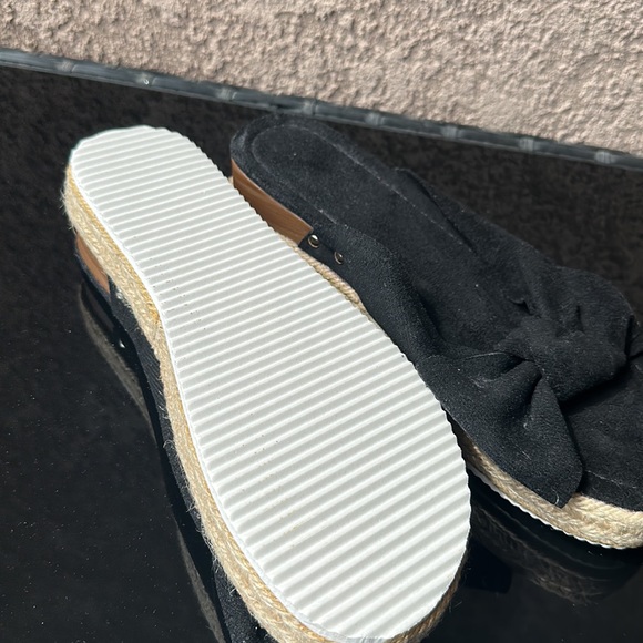 Never worn Woman’s sandals size 9 black velvet with wicker looking bottom. - Picture 4 of 4